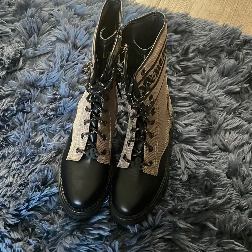 Sam and Libby boots no tags but never worn! Zips up on the side and and laces